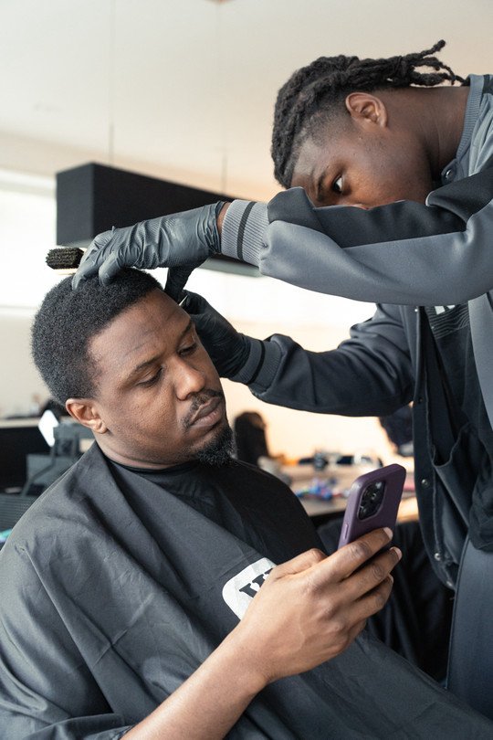 SNT Création travaille les contours d’une coupe au salon