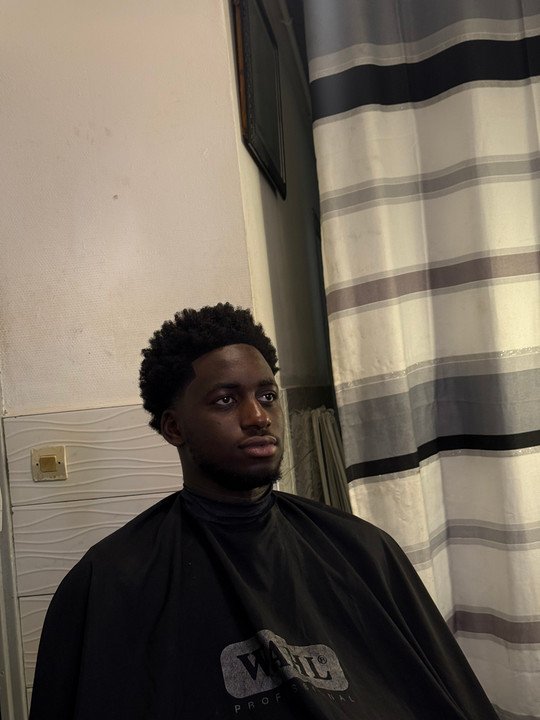 Une coupe sur cheveux texturés présentée par SNT Création
